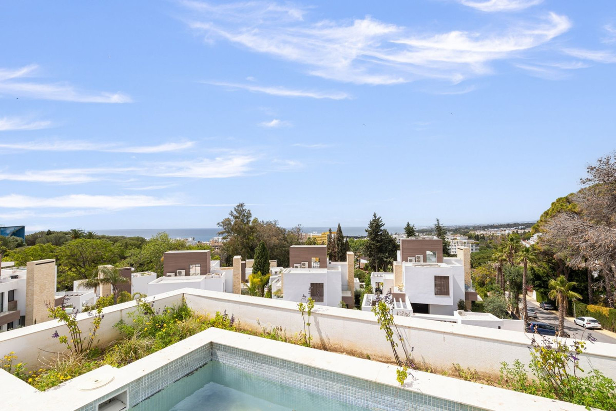 4 Bedroom Villa in Marbella - Photo 2