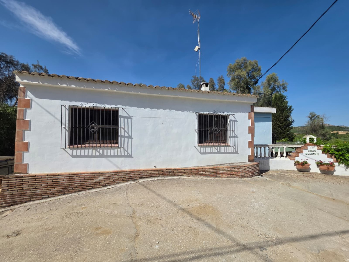 4 Bedroom Country house in Guaro - Photo 22