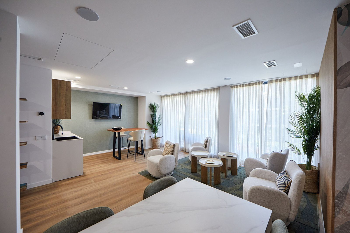 2 Bedroom Apartment in Estepona - Photo 25
