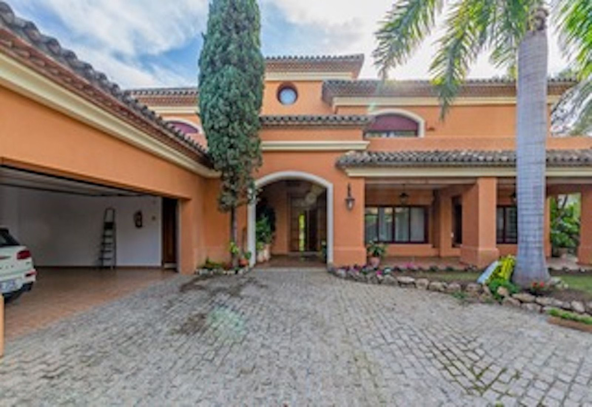 4 Bedroom Villa in Marbella - Photo 13