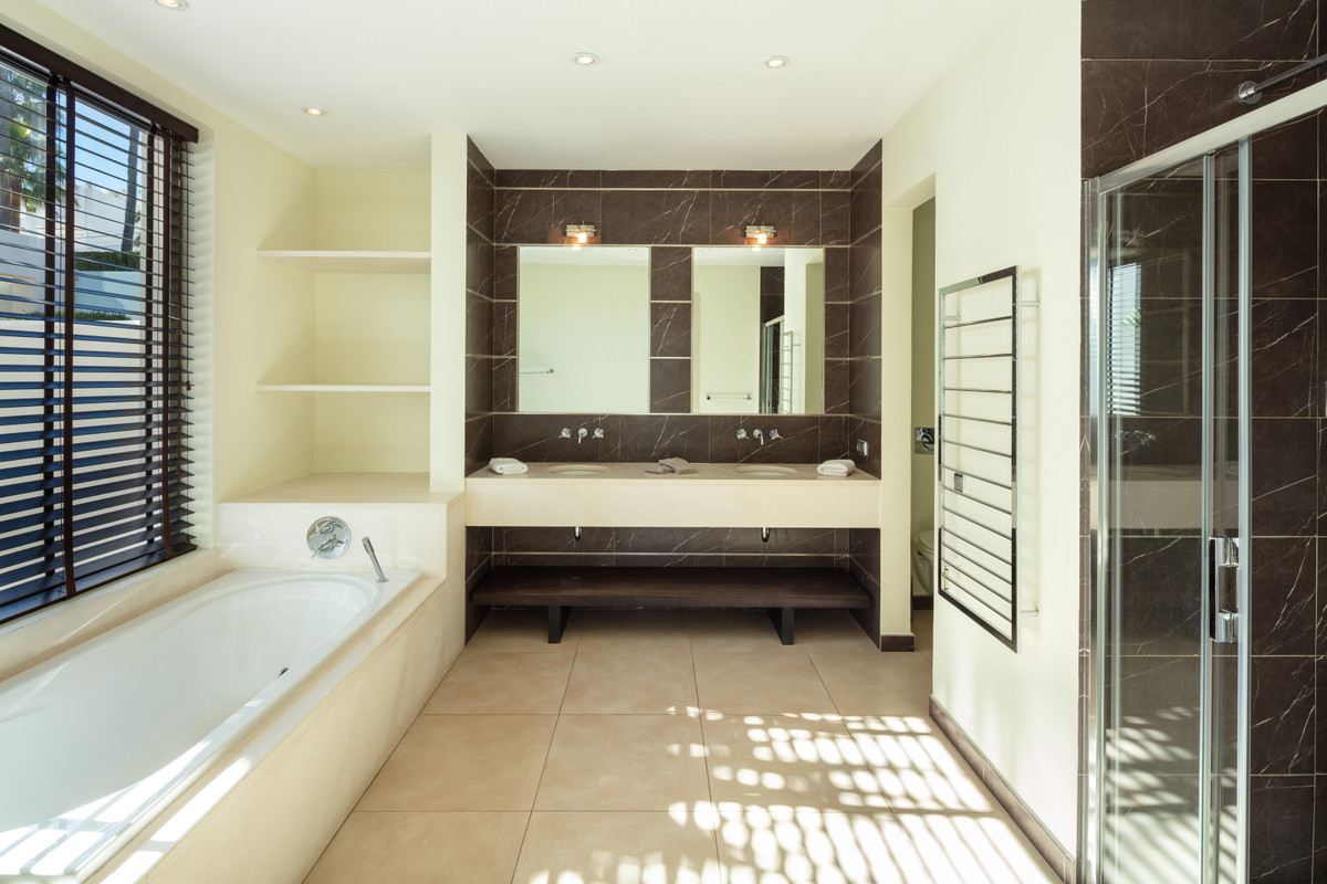 6 Bedroom Villa in Marbella - Photo 13