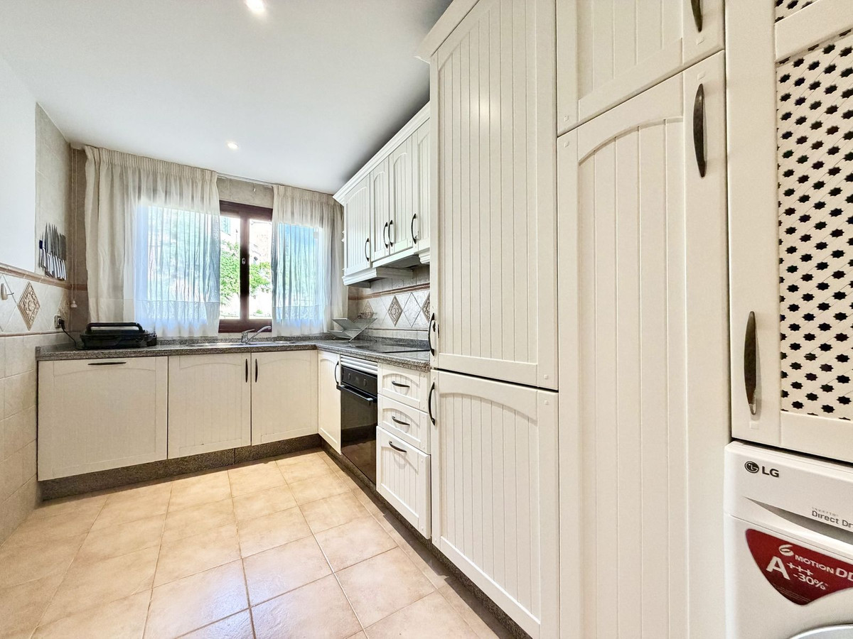 2 Bedroom Apartment in Benahavís - Photo 4