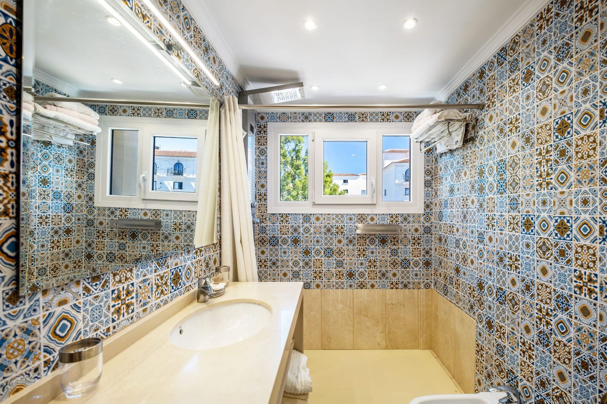 2 Bedroom Apartment in Marbella - Photo 10