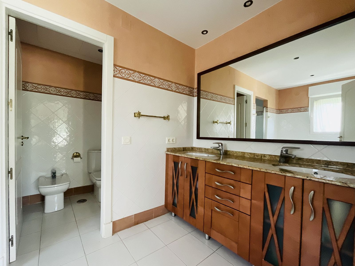 6 Bedroom Villa in Marbella - Photo 26