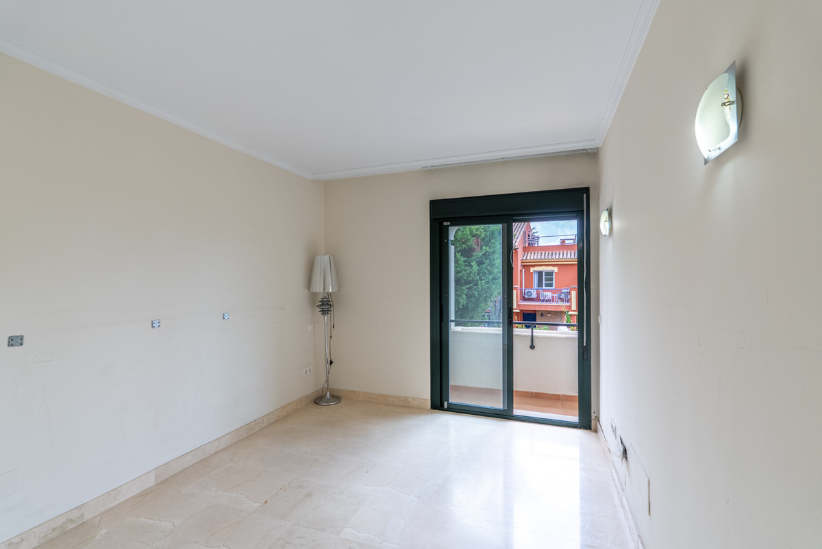4 Bedroom Townhouse in Estepona - Photo 17