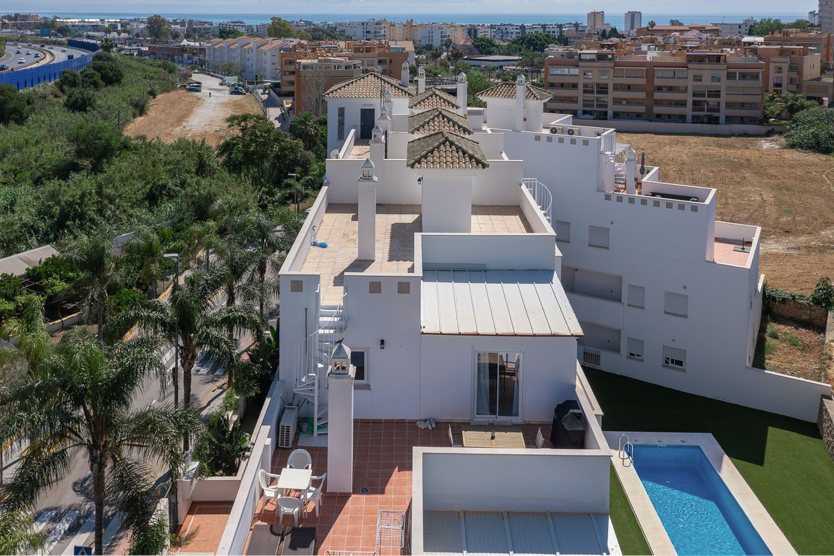 2 Bedroom Apartment in Torremolinos - Photo 2