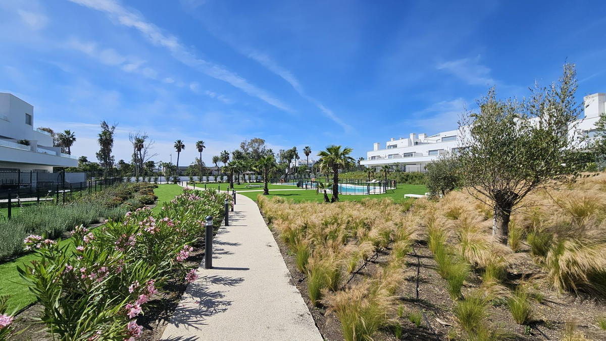 2 Bedroom Apartment in Estepona - Photo 56