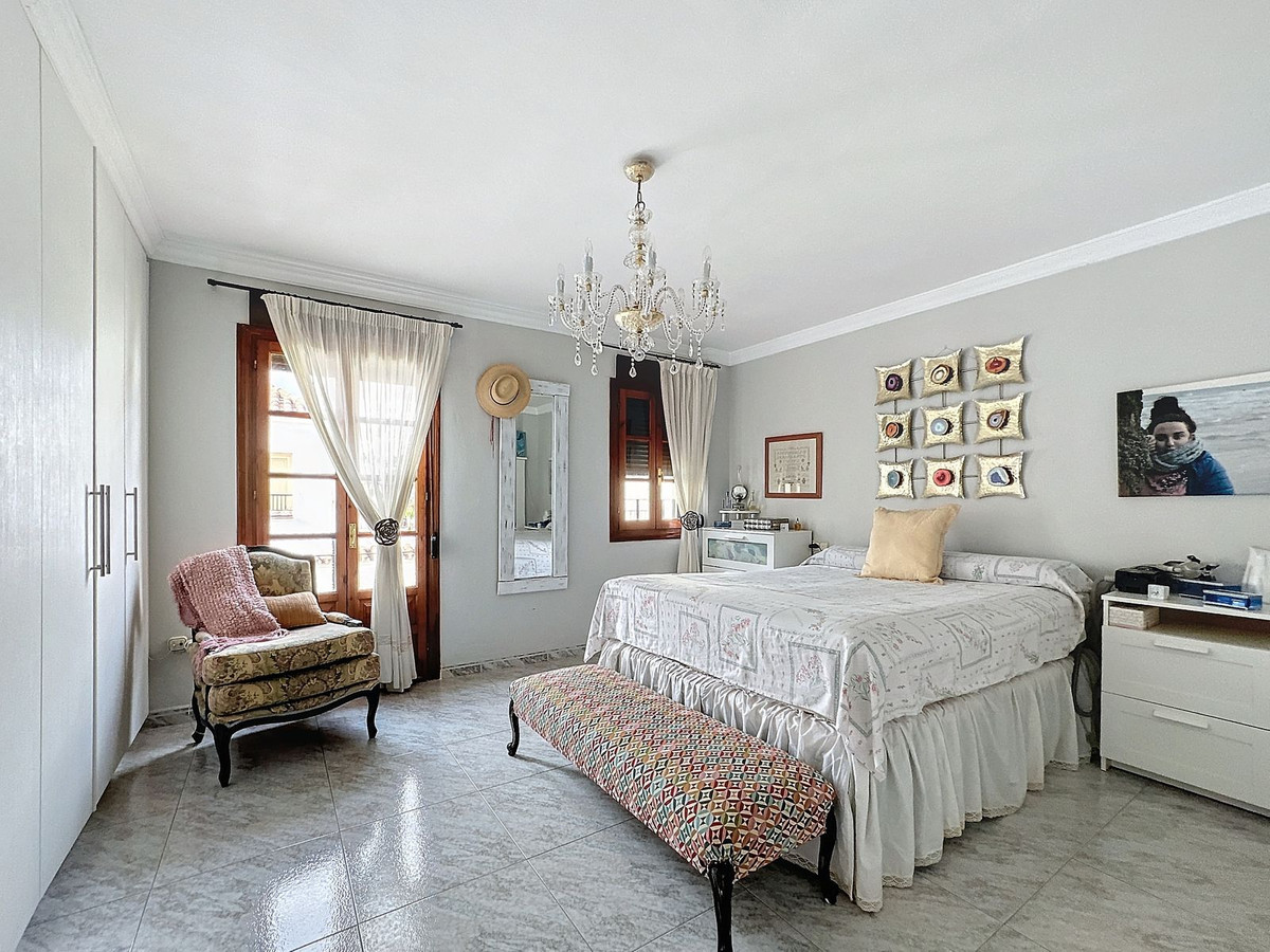 5 Bedroom Villa in Estepona - Photo 30