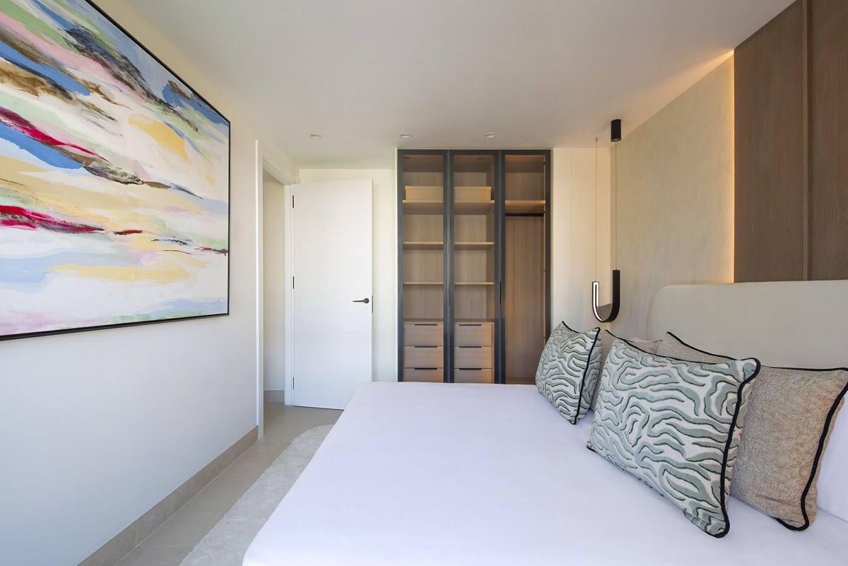 3 Bedroom Penthouse in Estepona - Photo 11