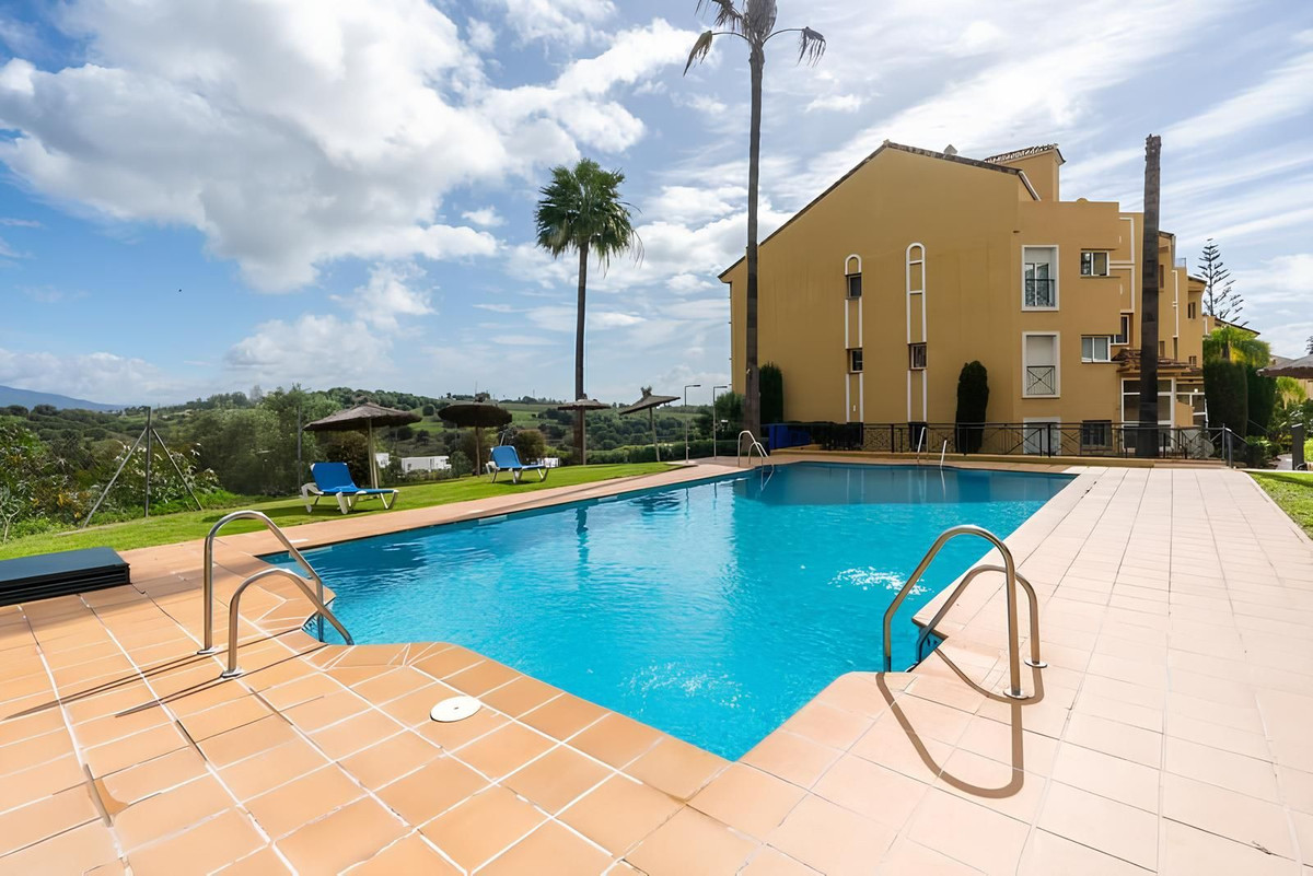 3 Bedroom Penthouse in Estepona - Photo 4
