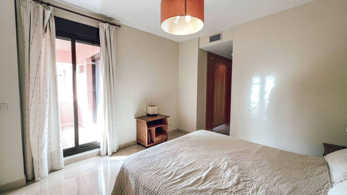 3 Bedroom Apartment in Estepona - Photo 12