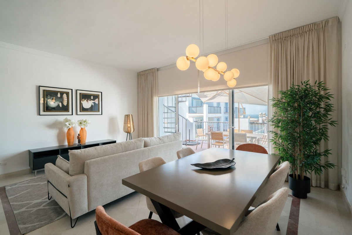 2 Bedroom Penthouse in Benahavís - Photo 3
