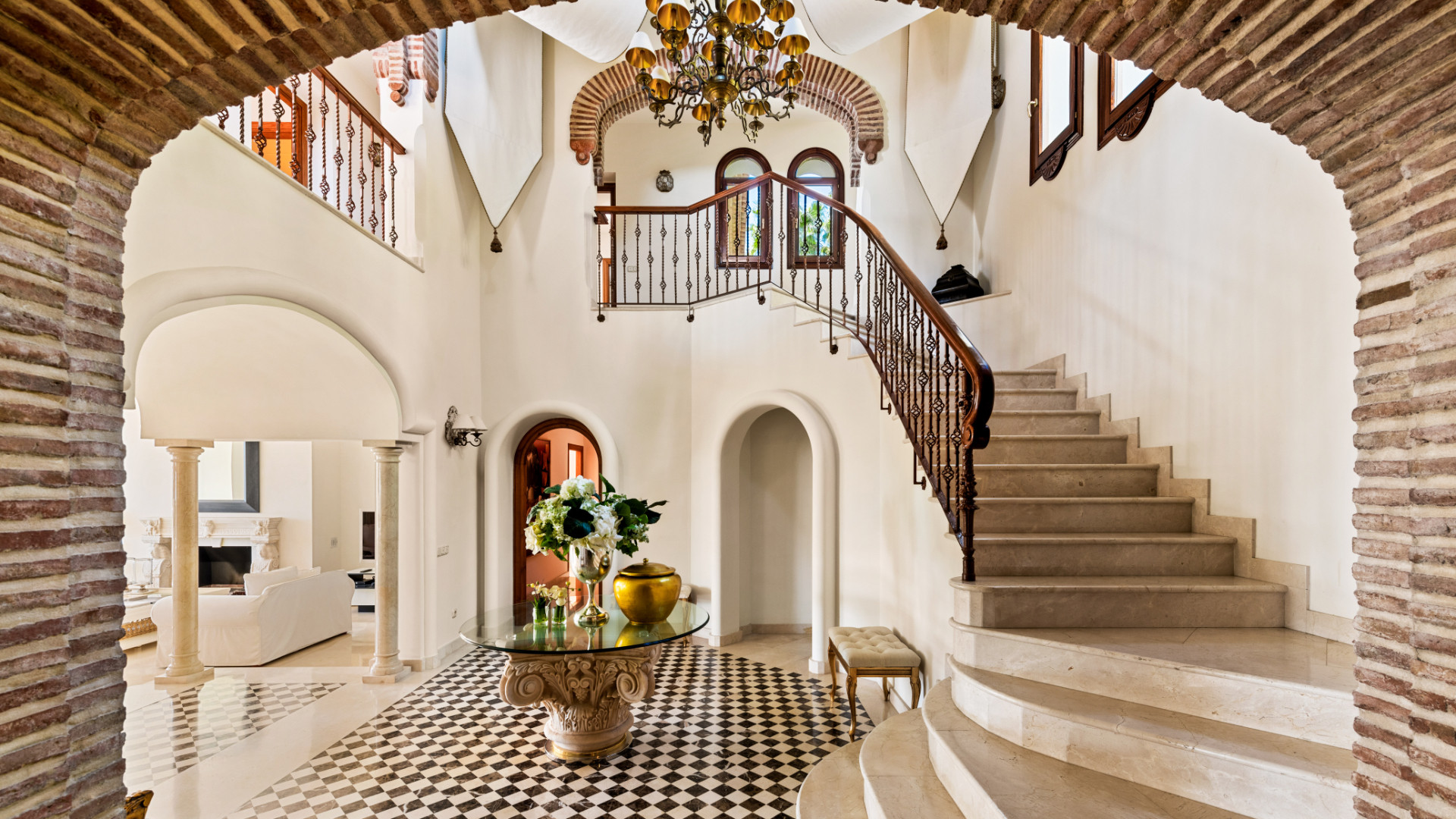 6 Bedroom Villa in Marbella - Photo 5