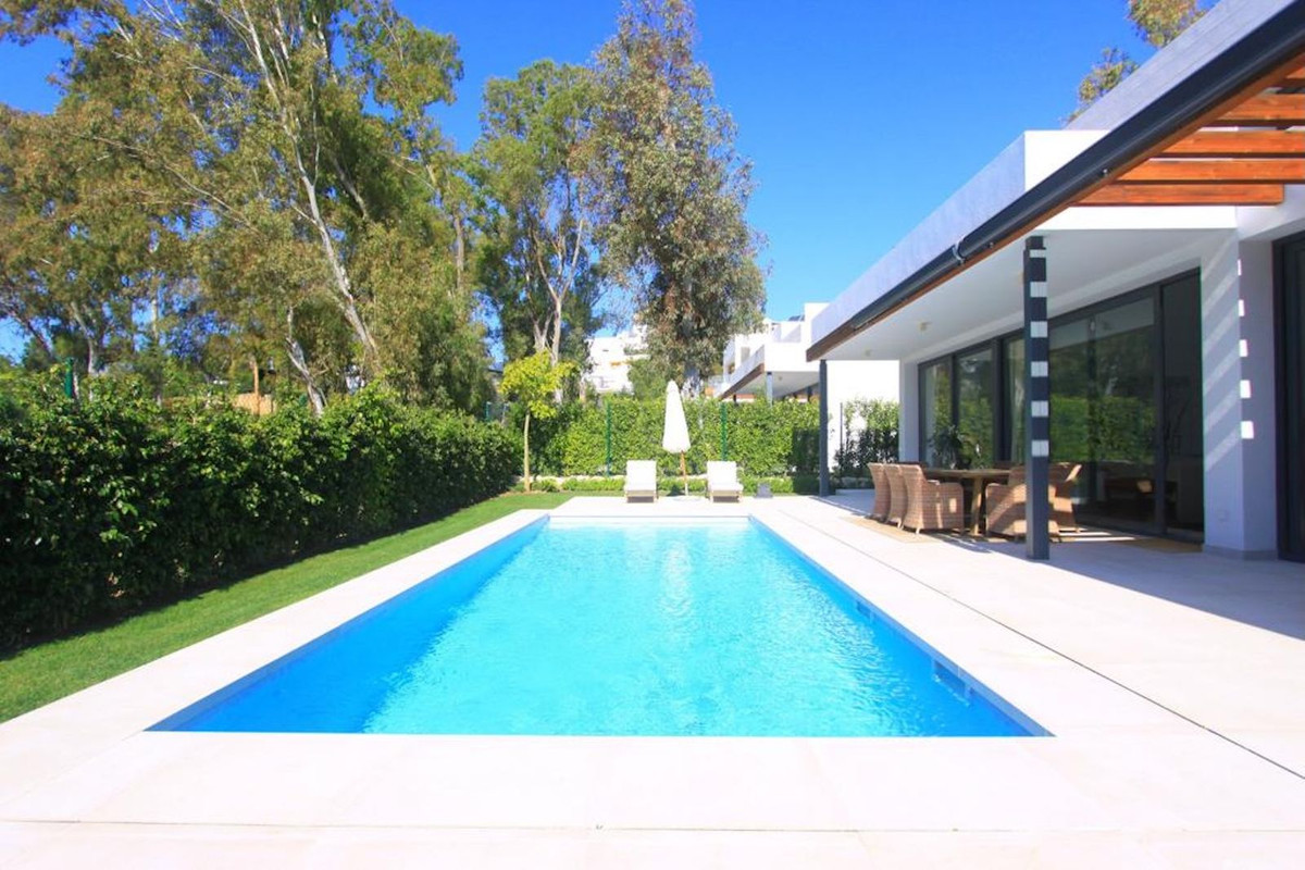 4 Bedroom Villa in Estepona - Photo 3