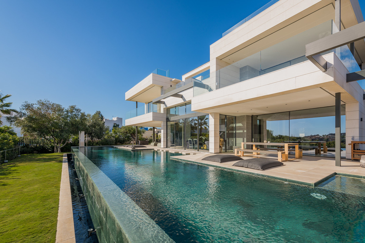 6 Bedroom Villa in Marbella - Photo 4