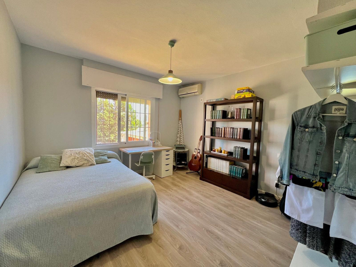 6 Bedroom Villa in Estepona - Photo 30