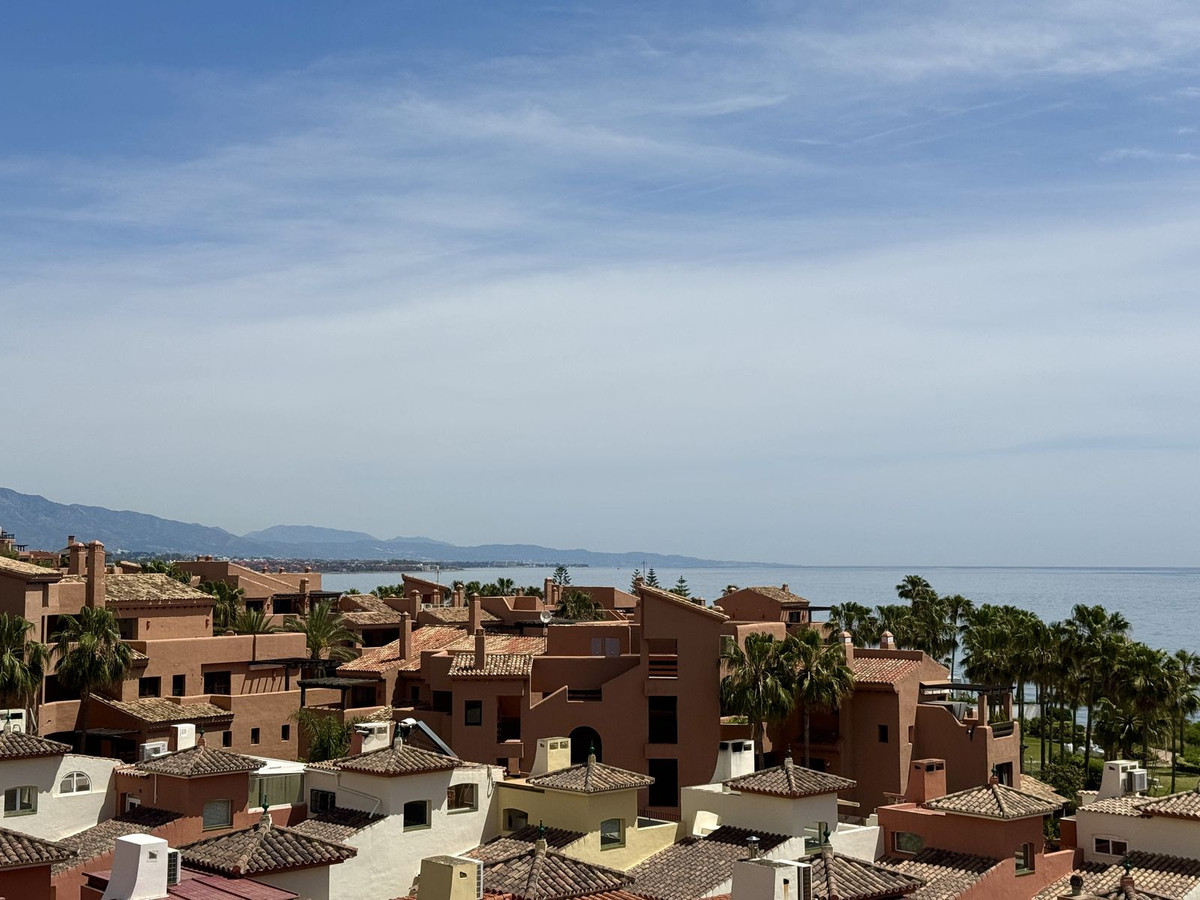 2 Bedroom Penthouse in Estepona - Photo 28