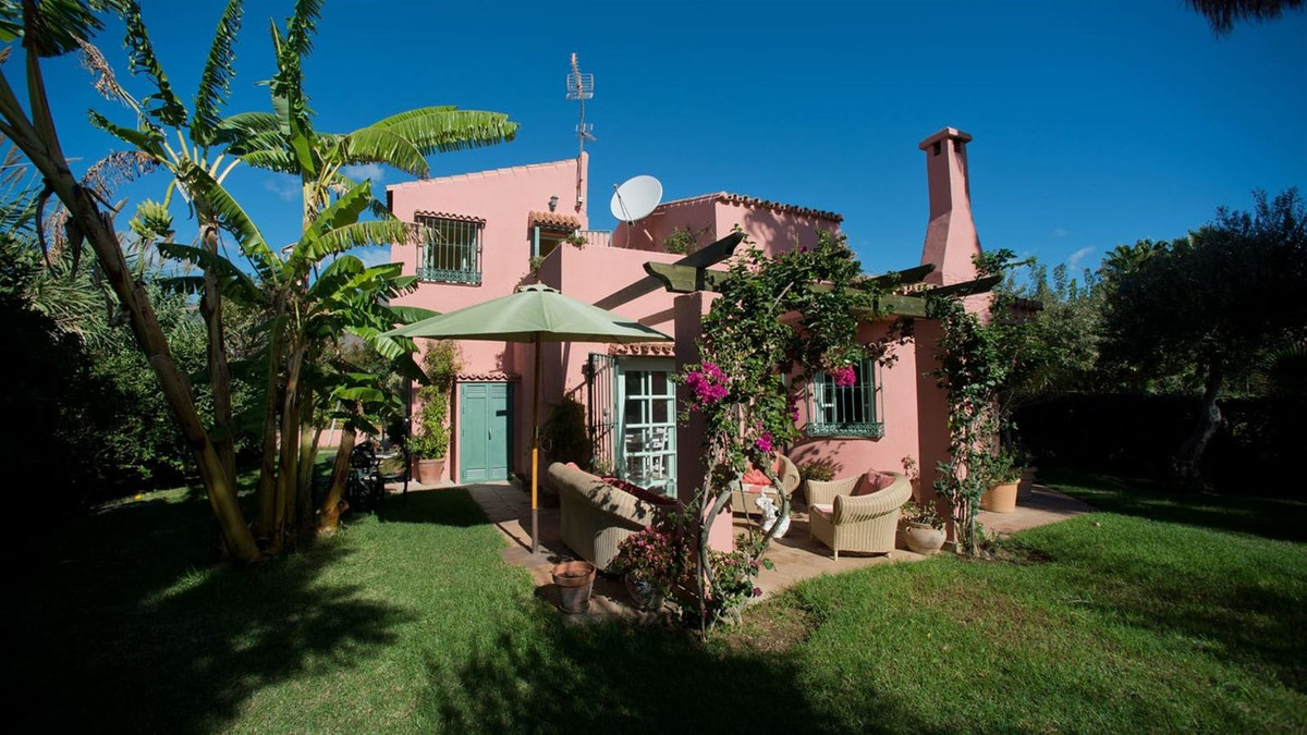 3 Bedroom Country house in Estepona - Photo 2