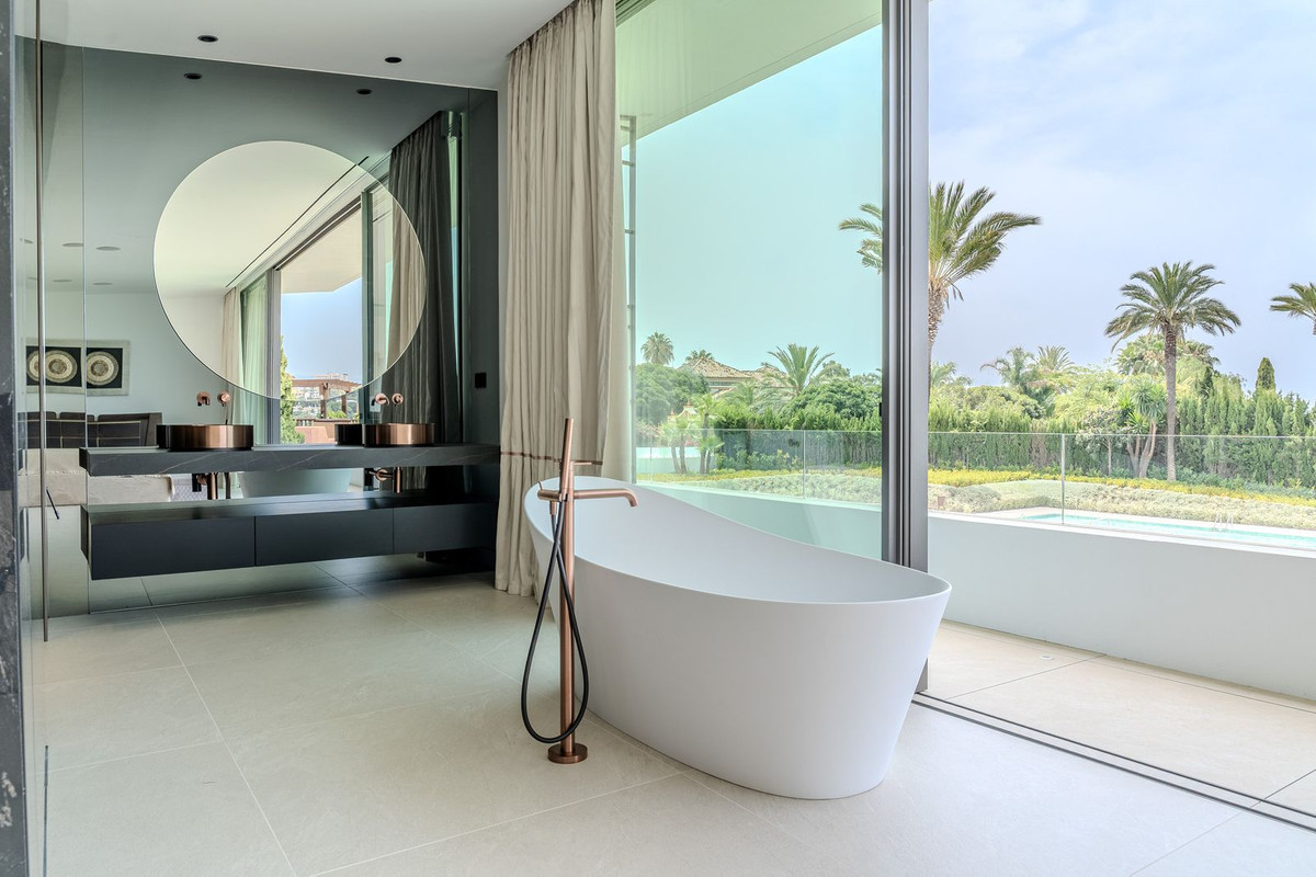 4 Bedroom Villa in Marbella - Photo 30