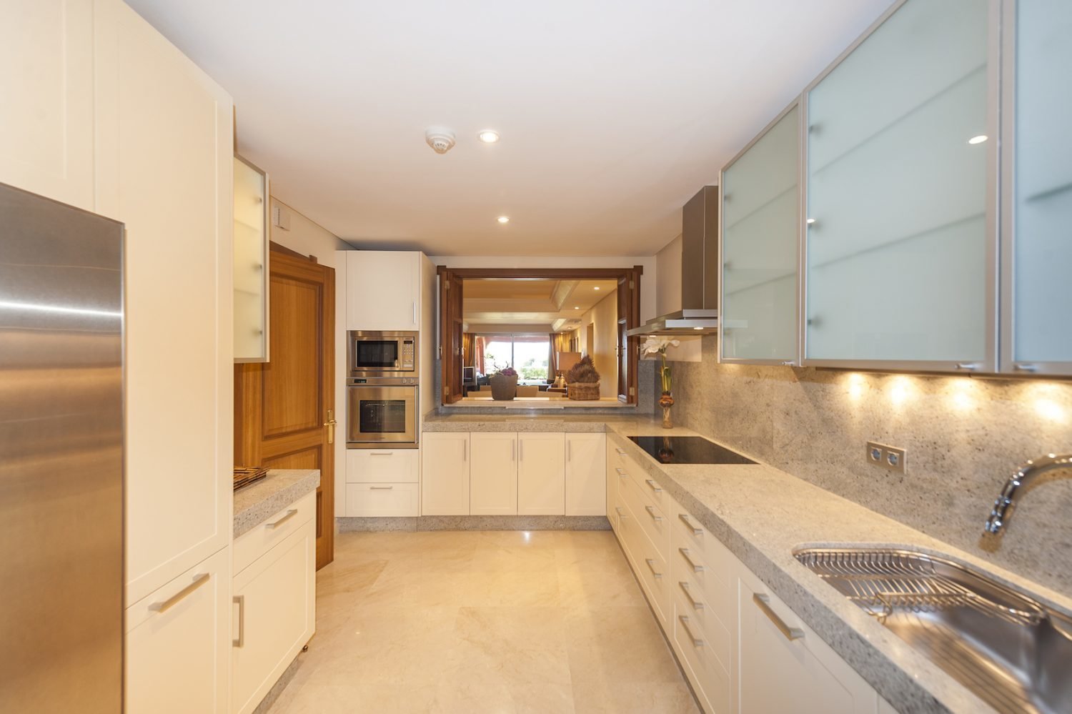 2 Bedroom Apartment in Marbella - Photo 4