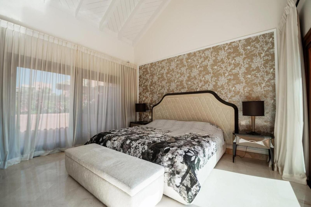 3 Bedroom Penthouse in Estepona - Photo 12