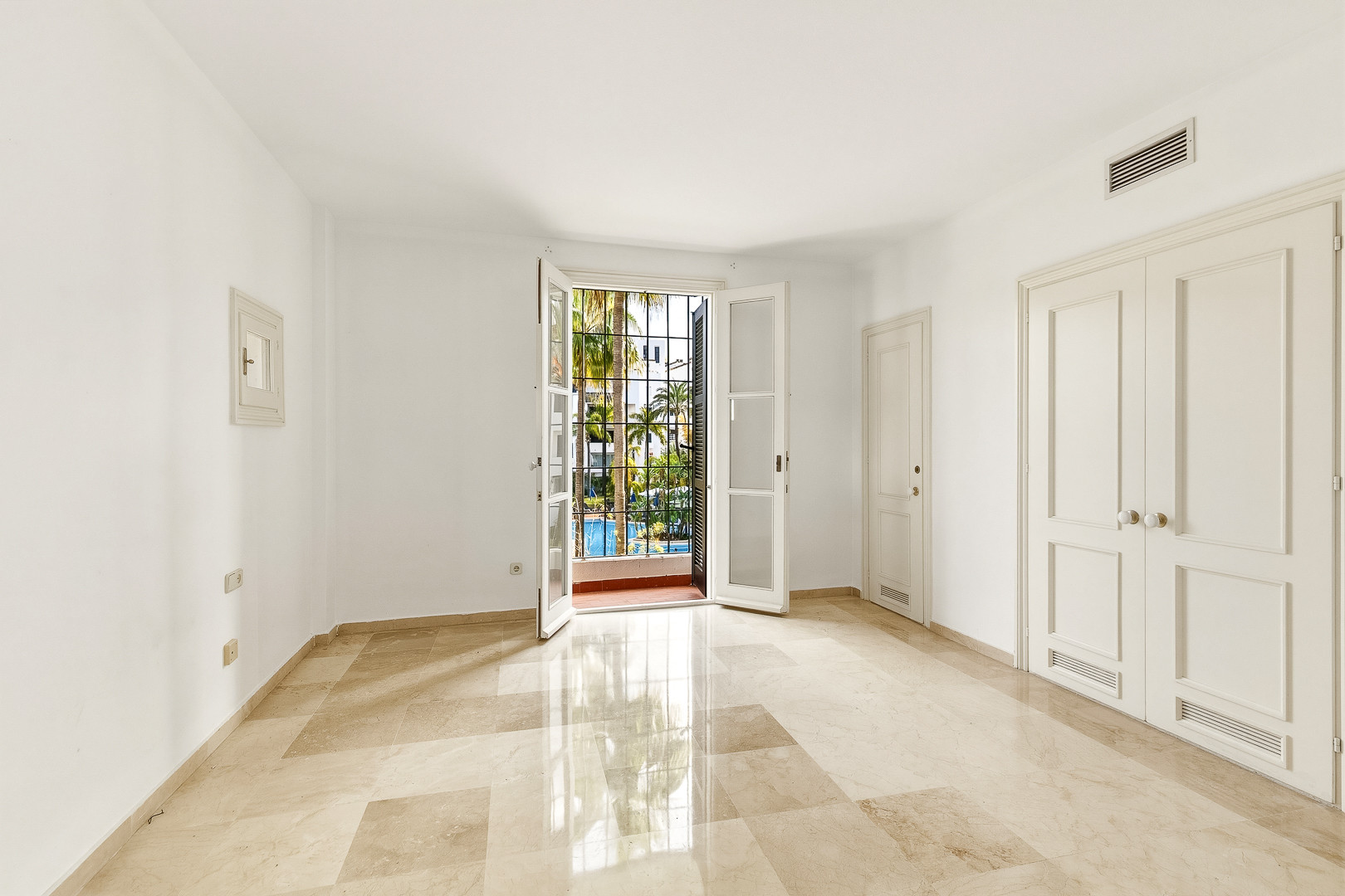 3 Bedroom Apartment in Marbella - Photo 11