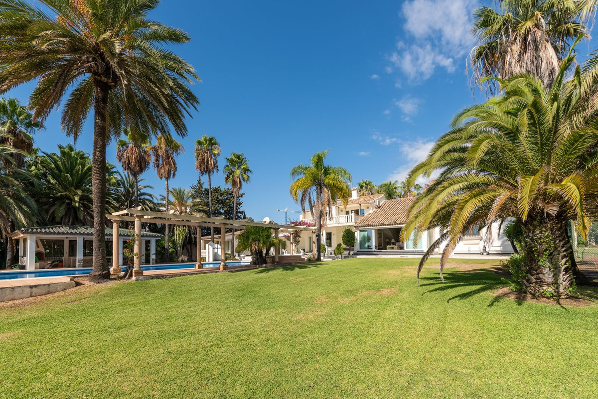 4 Bedroom Villa in Estepona - Photo 12
