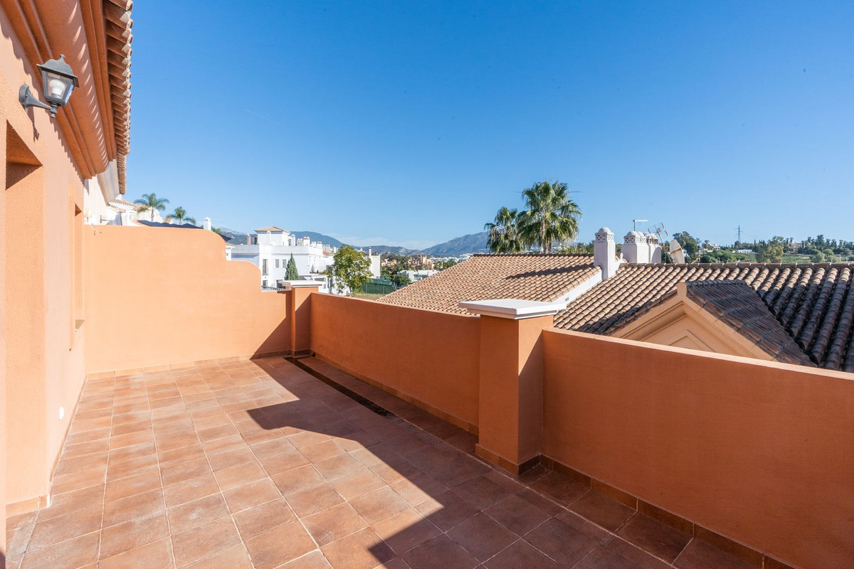4 Bedroom Townhouse in Estepona - Photo 23