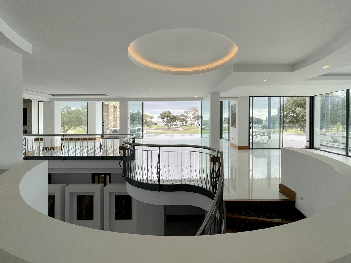 6 Bedroom Villa in San Roque - Photo 46
