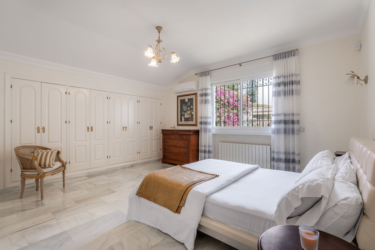 6 Bedroom Villa in Estepona - Photo 19
