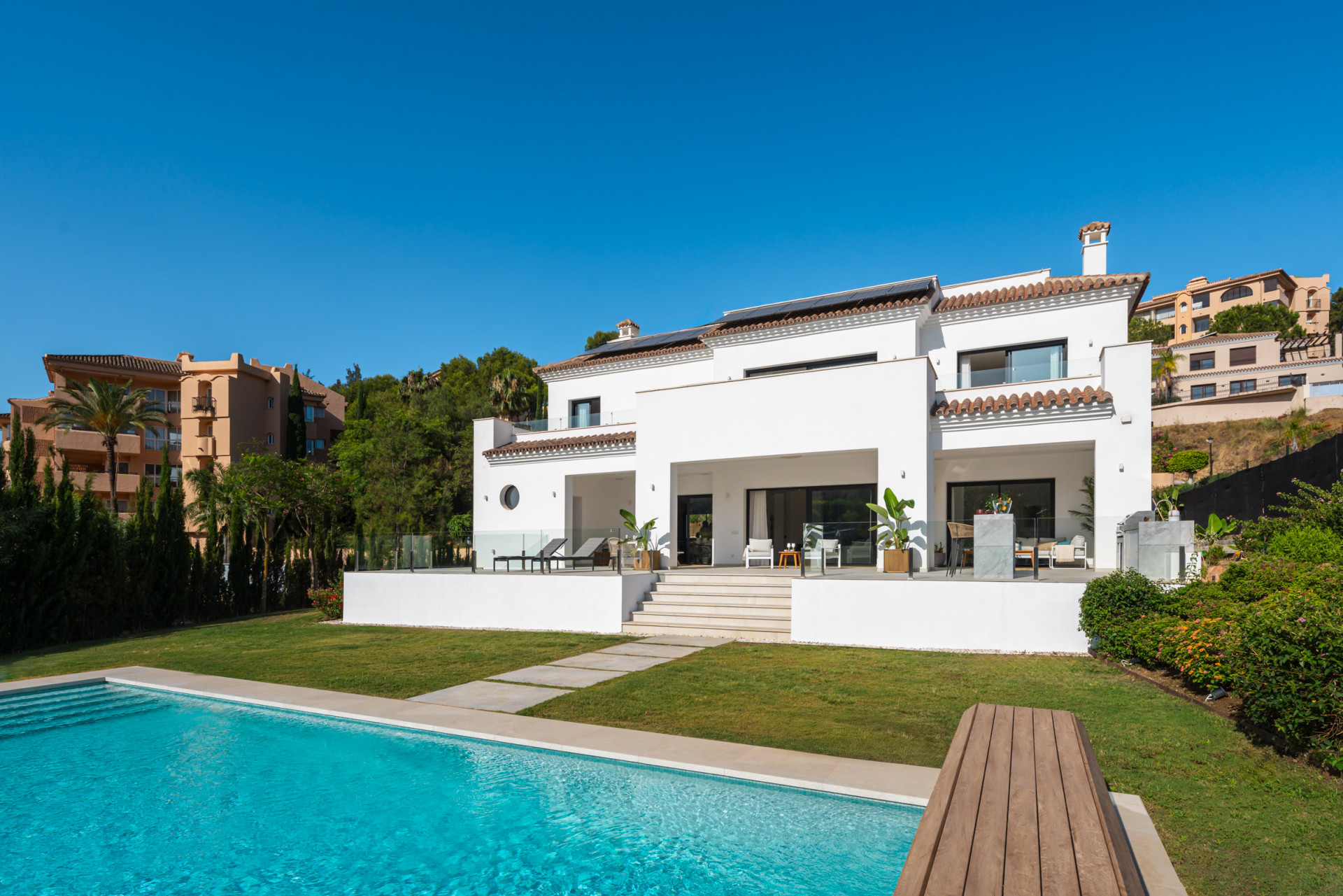 5 Bedroom Villa in Marbella - Photo 2