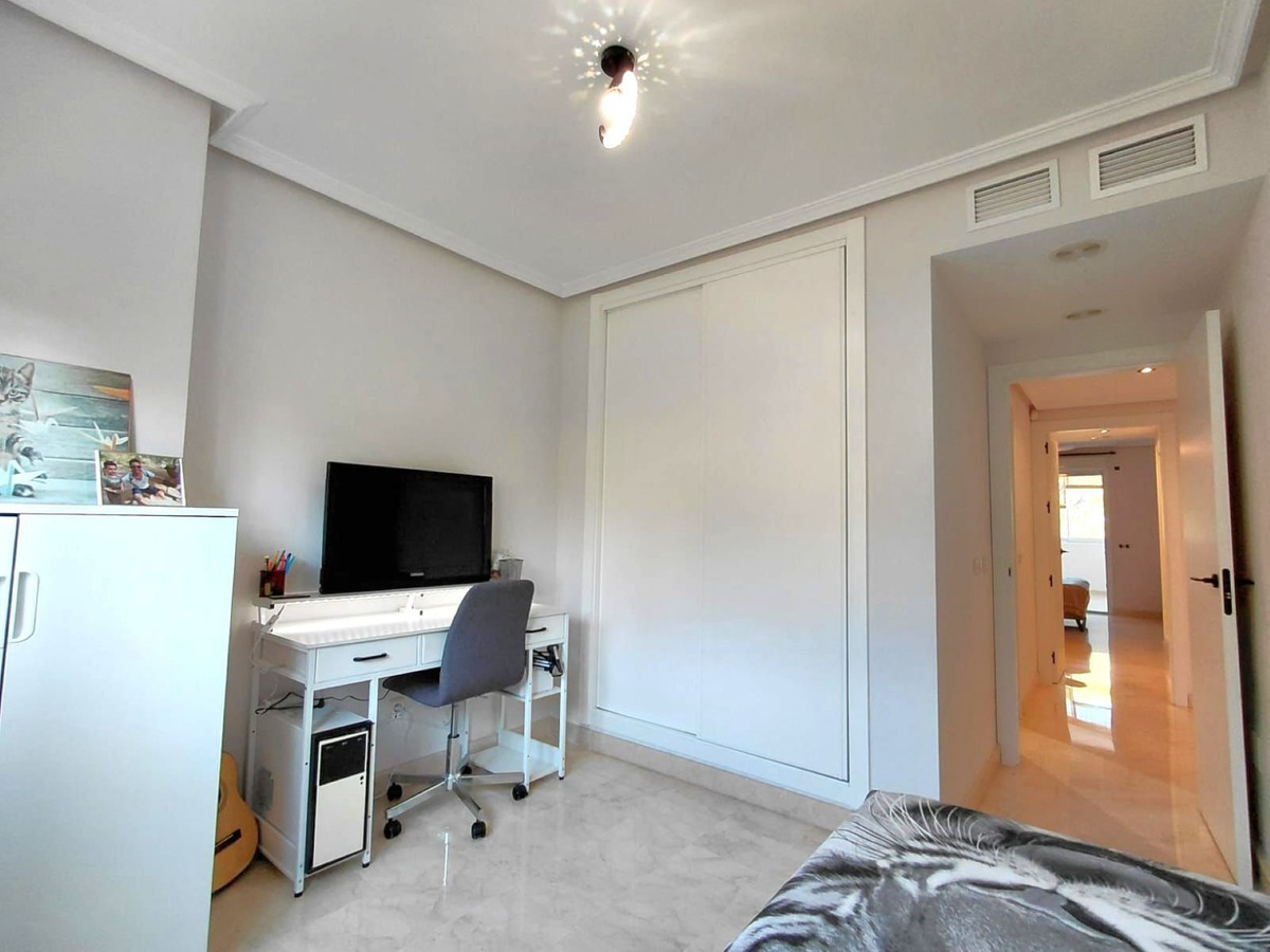 2 Bedroom Apartment in Marbella - Photo 20