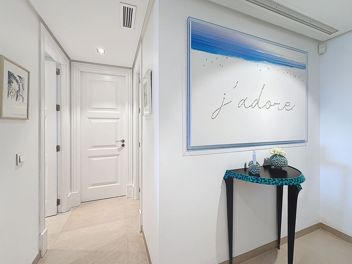 2 Bedroom Apartment in Estepona - Photo 2
