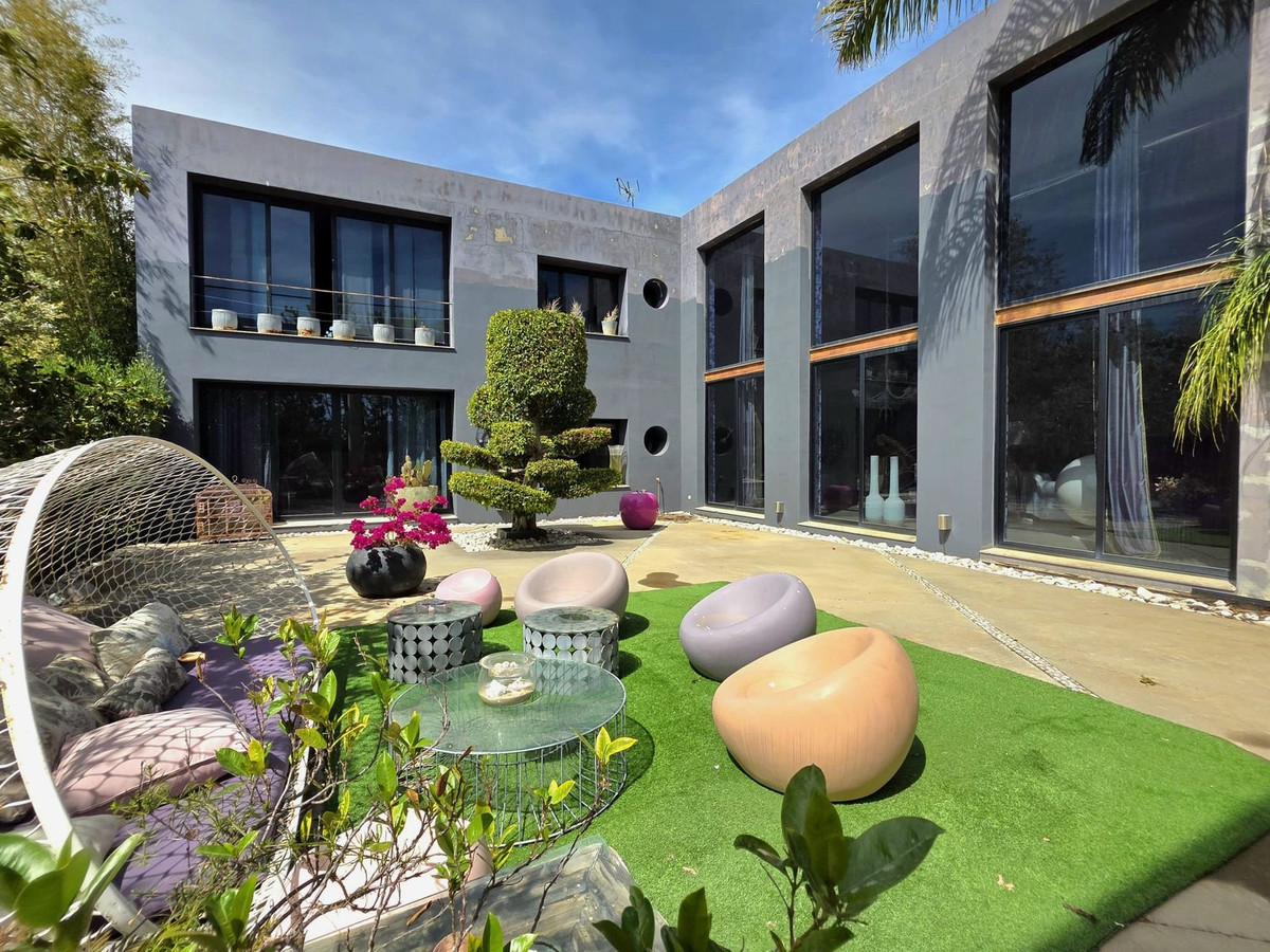 5 Bedroom Villa in Estepona - Photo 4