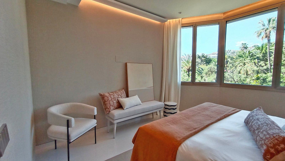 4 Bedroom Apartment in Marbella - Photo 12