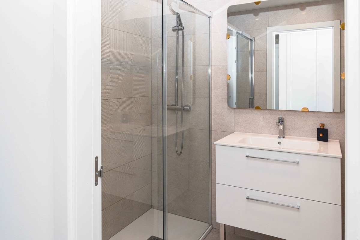 2 Bedroom Apartment in Benalmádena - Photo 11