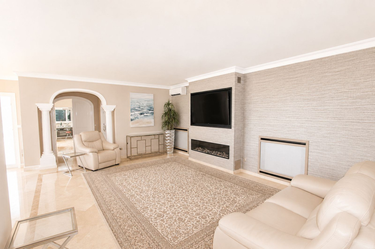 4 Bedroom Villa in Marbella - Photo 7