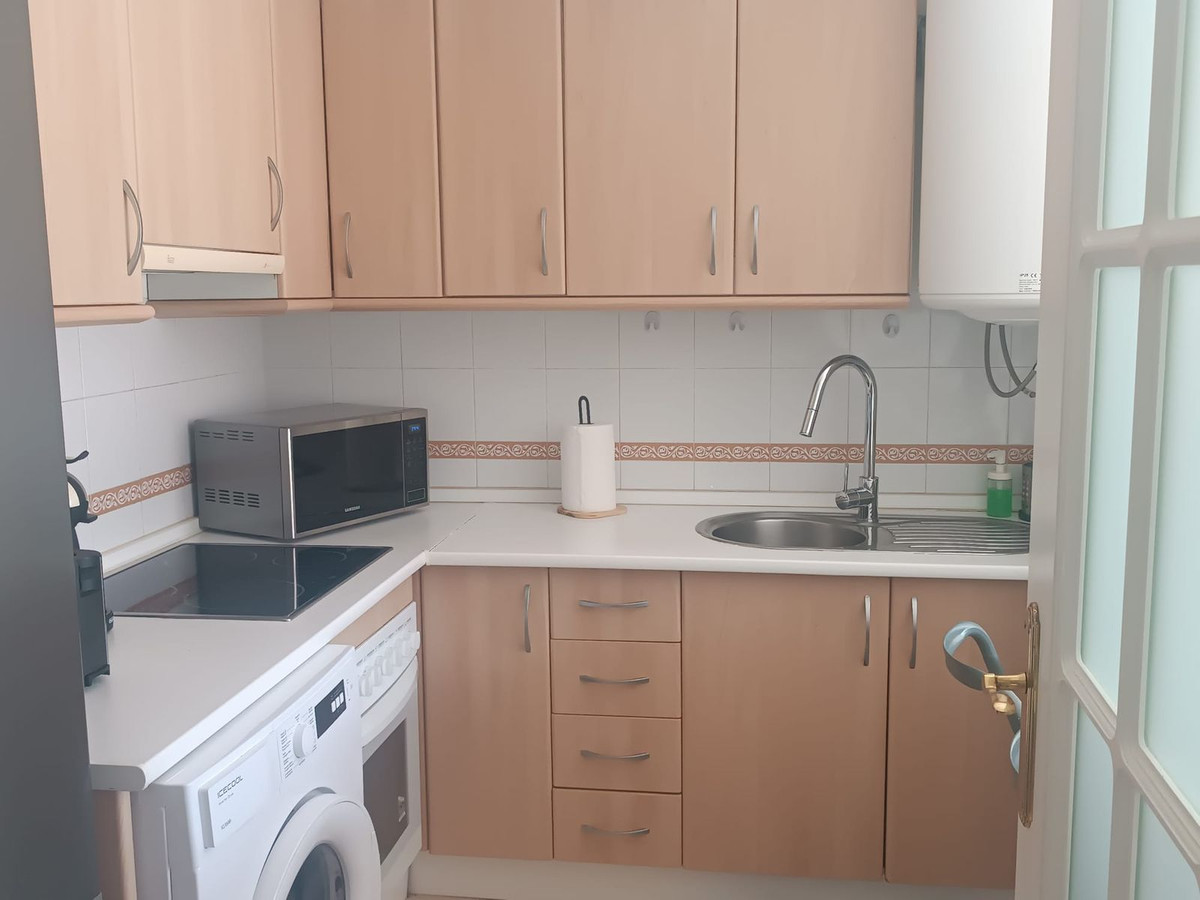 1 Bedroom Apartment in Estepona - Photo 9