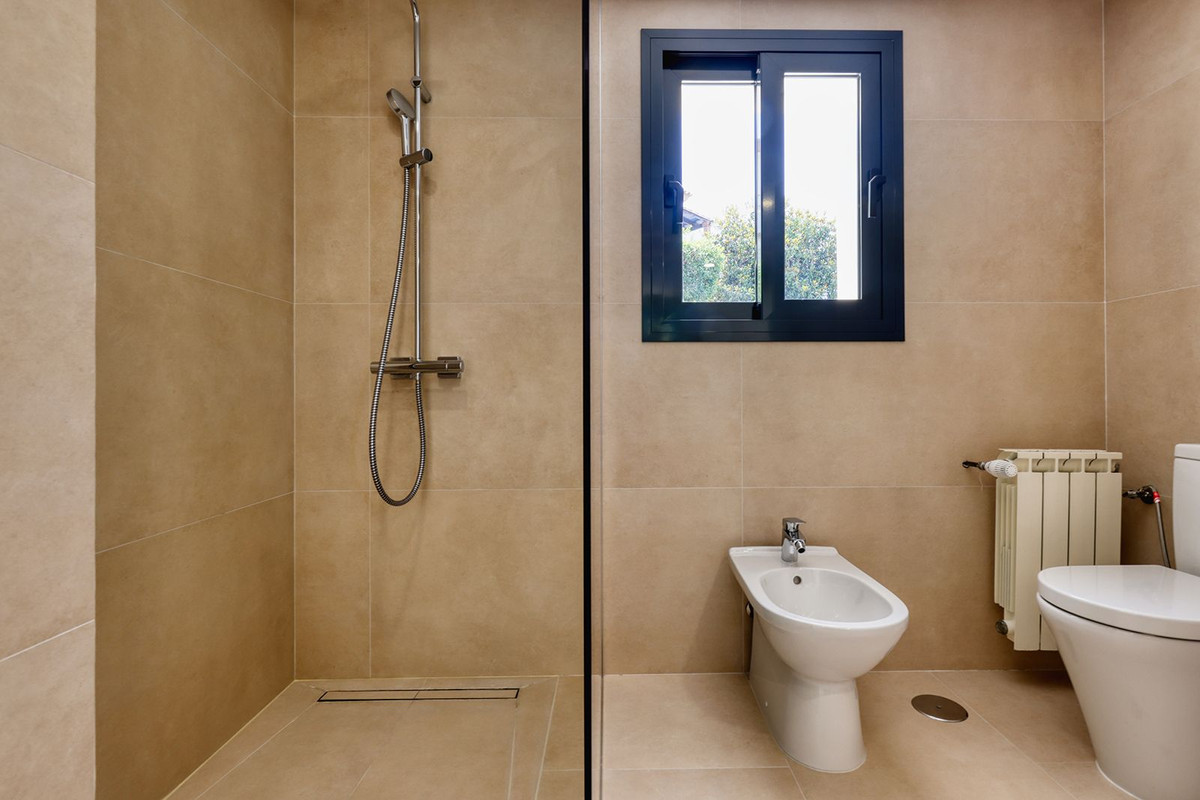 4 Bedroom Villa in Marbella - Photo 48
