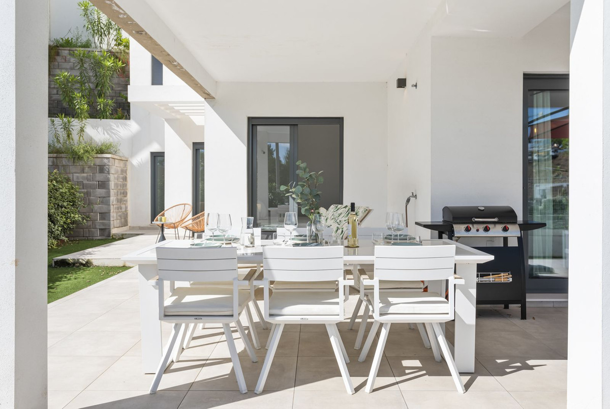 3 Bedroom Apartment in Estepona - Photo 13