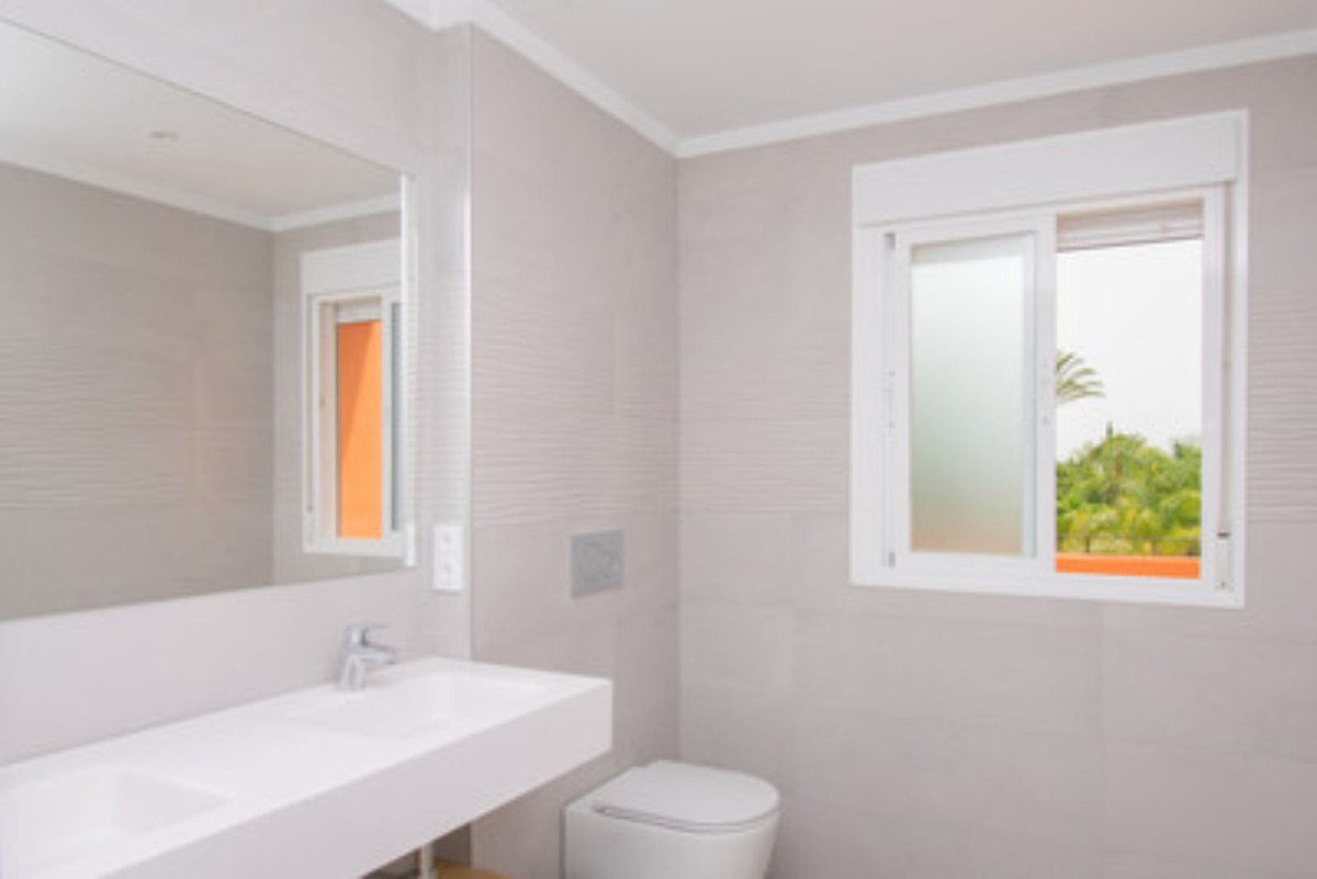 4 Bedroom Villa in Estepona - Photo 28