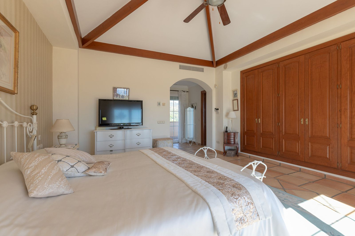 5 Bedroom Villa in Marbella - Photo 21