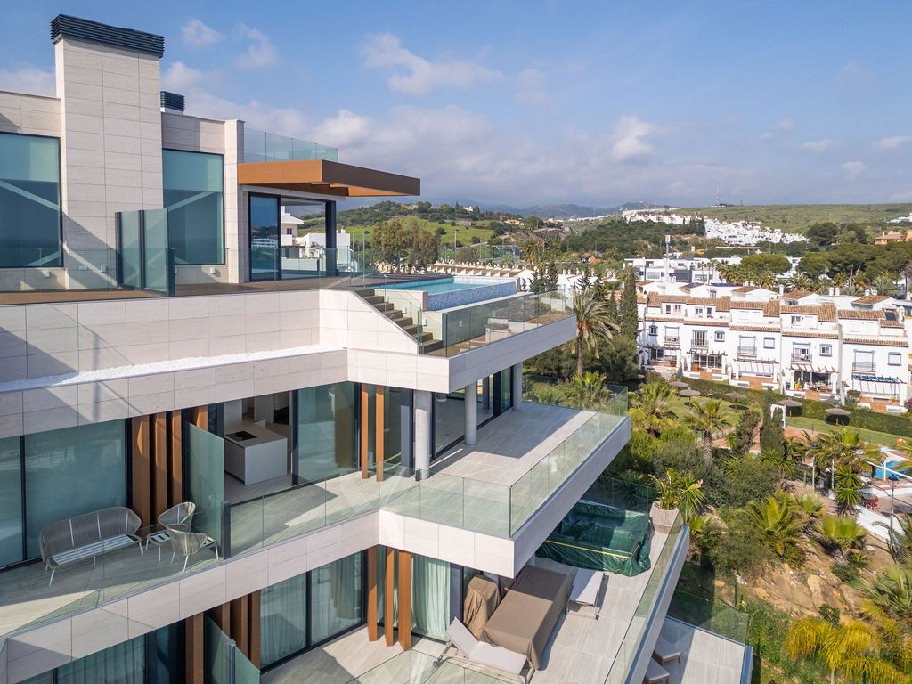 4 Bedroom Penthouse in Estepona - Photo 38