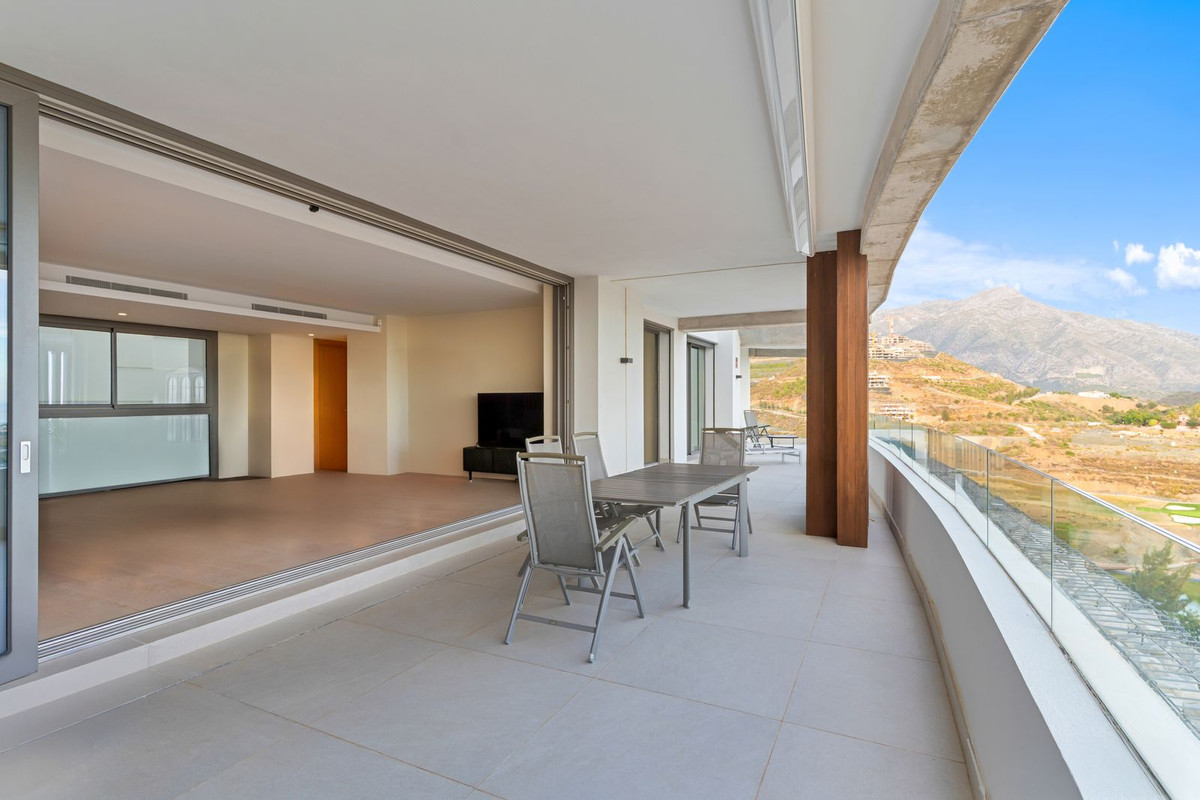 3 Bedroom Apartment in Benahavís - Photo 14
