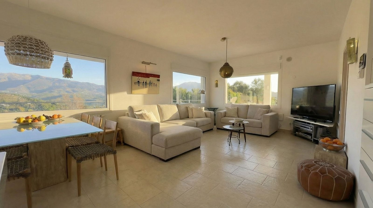 Chalet de 4 dormitorios con piscina en Málaga – Foto 7