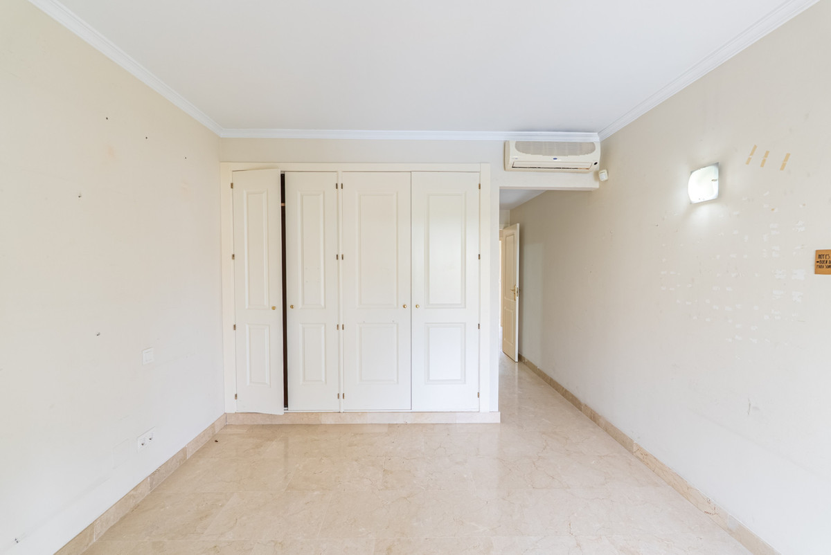 4 Bedroom Townhouse in Estepona - Photo 18