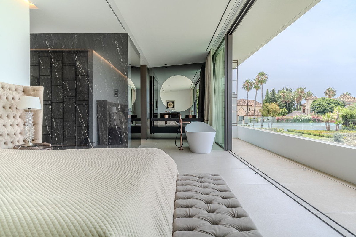 4 Bedroom Villa in Marbella - Photo 4