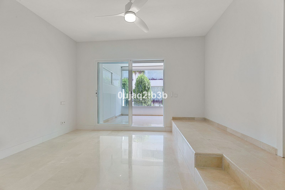 3 Bedroom Apartment in Marbella - Photo 12