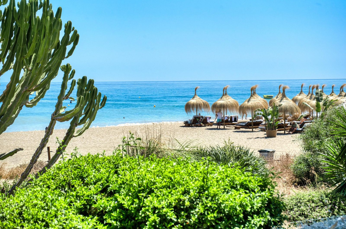 2 Bedroom Apartment in Estepona - Photo 9