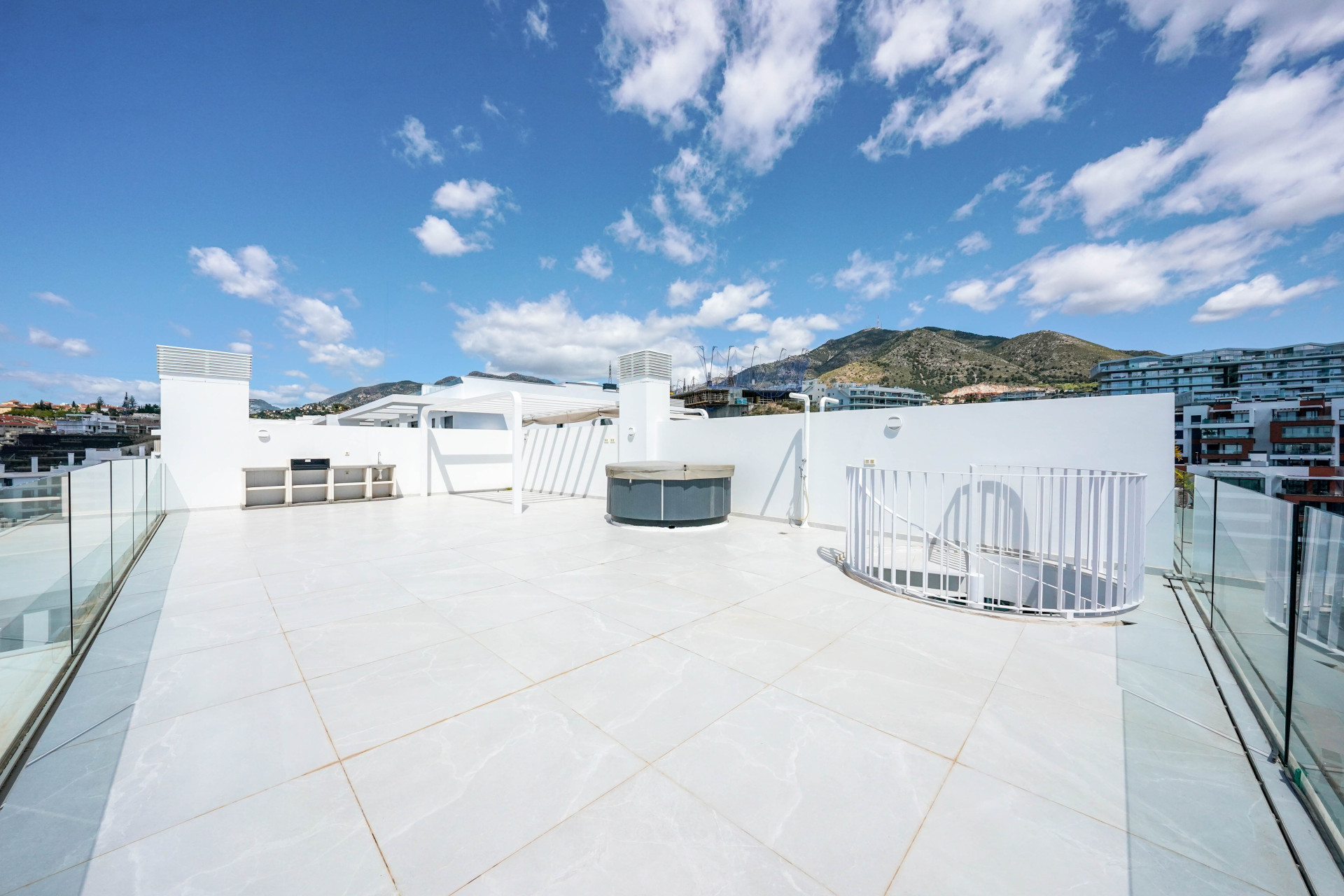 2 Bedroom Penthouse in Benalmádena - Photo 16